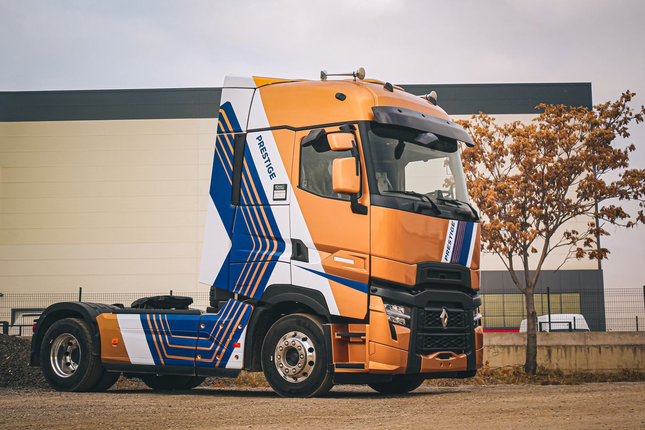 Crafting Captivating Headlines: Your awesome post title goes here Stylish Renault truck with golden livery in an urban industrial environment.